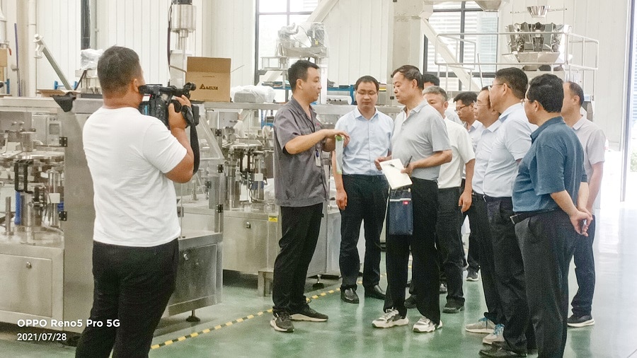 Li introduced the VTOPS packaging machine to the steering team.