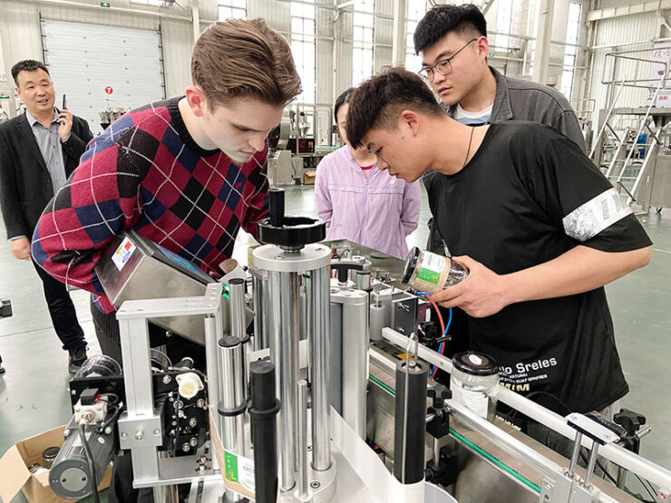 Herr Lucas aus den Niederlanden besucht die Etikettiermaschine von Vtops Machinery